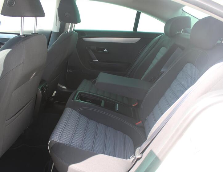 Volkswagen Passat CC 11