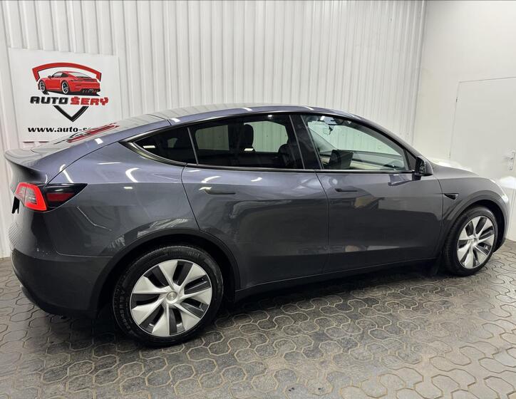 Tesla Model Y 9