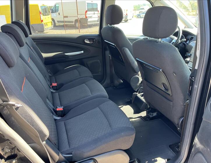 Ford Galaxy 12