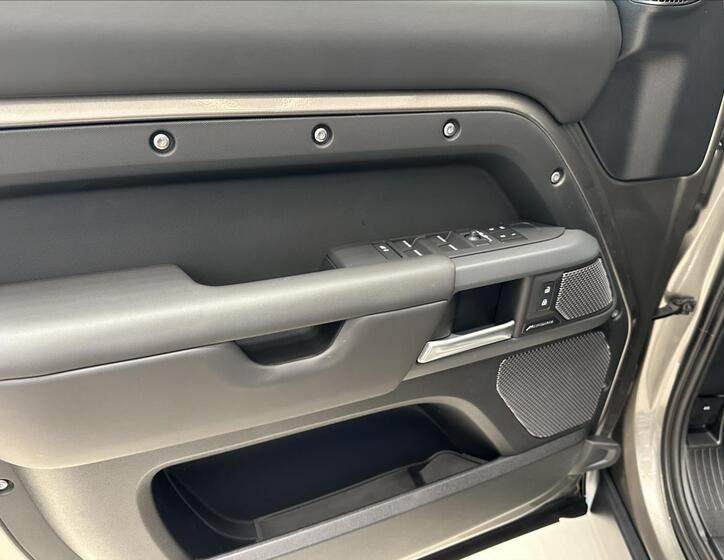 Land Rover Defender 4