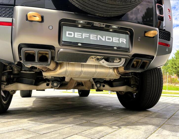Land Rover Defender 10
