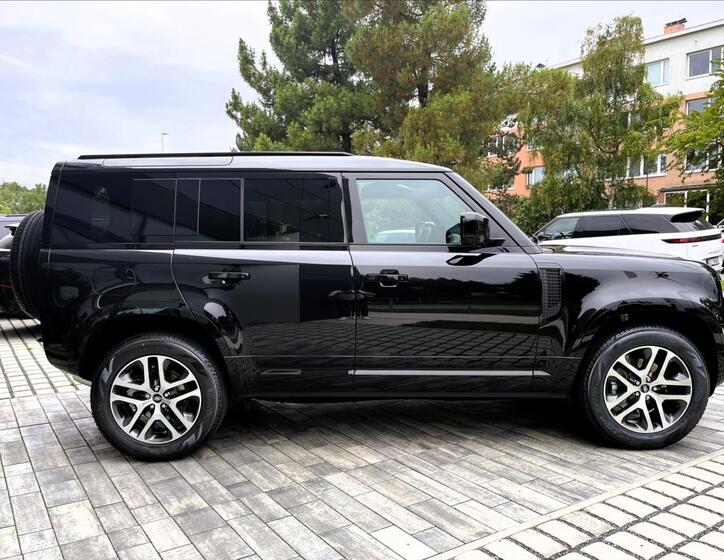 Land Rover Defender 9
