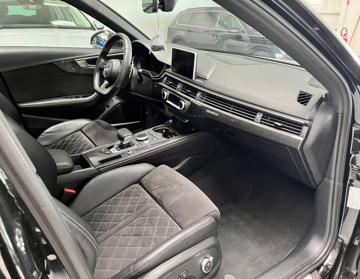 Audi RS4 25