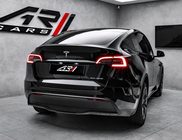 Tesla Model Y 6