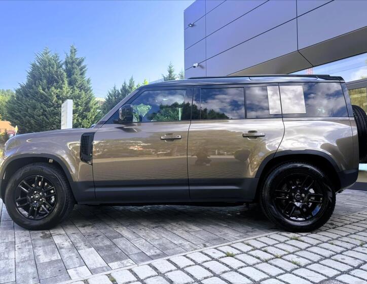 Land Rover Defender 2