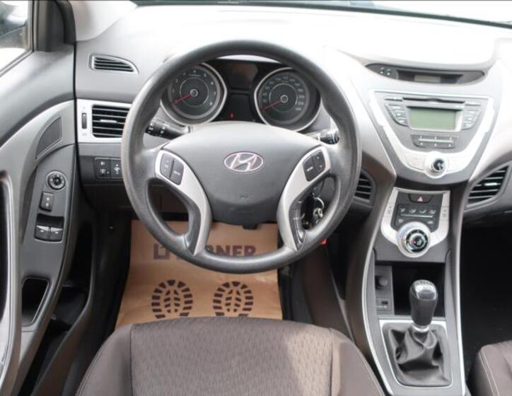 Hyundai Elantra 11