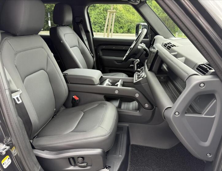 Land Rover Defender 17
