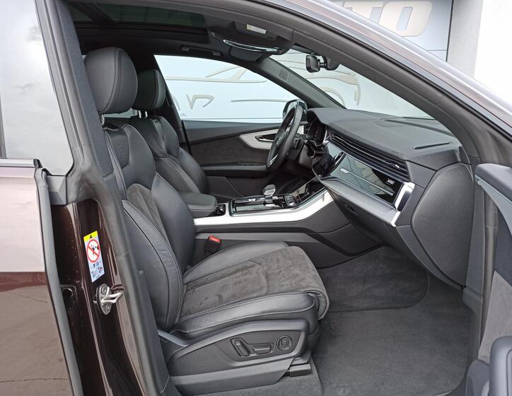 Audi Q8 10