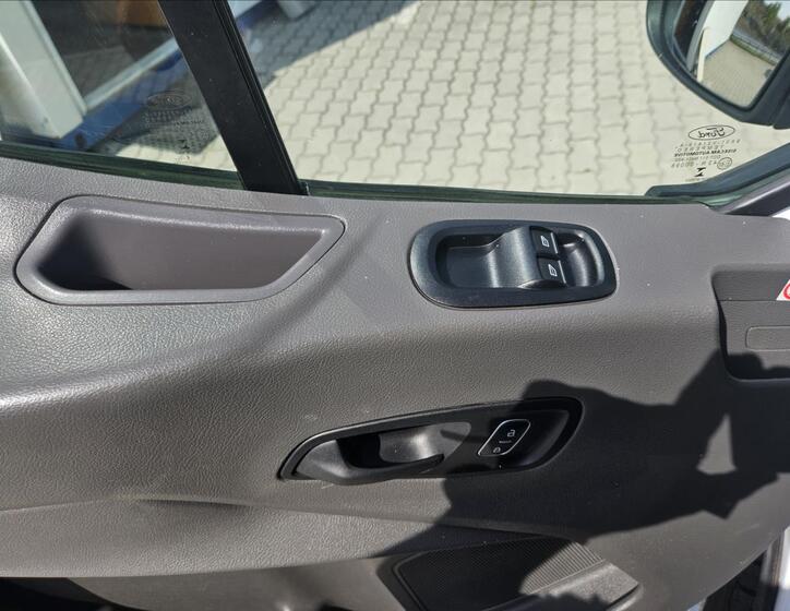 Ford Transit 9