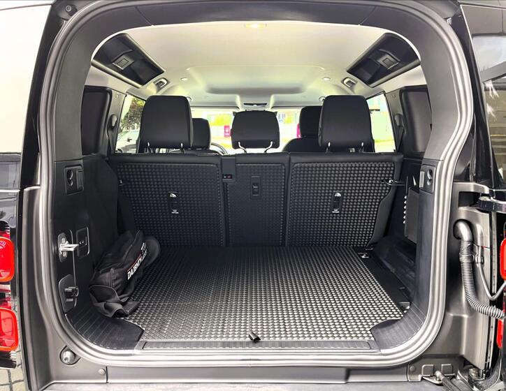 Land Rover Defender 6