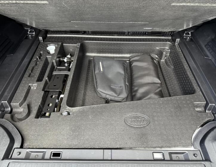 Land Rover Defender 33