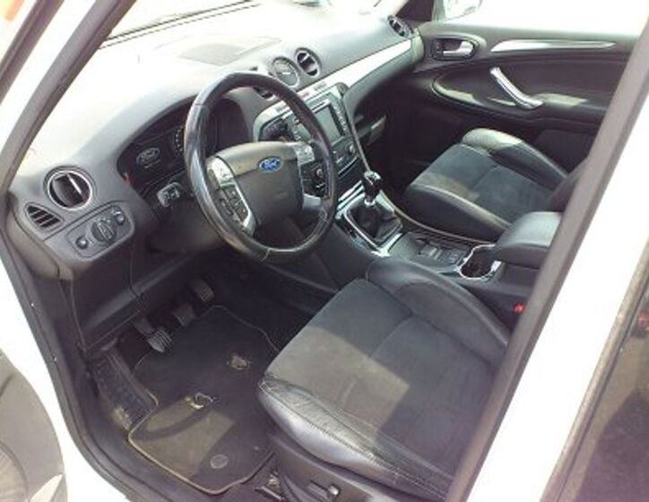 Ford Galaxy 9