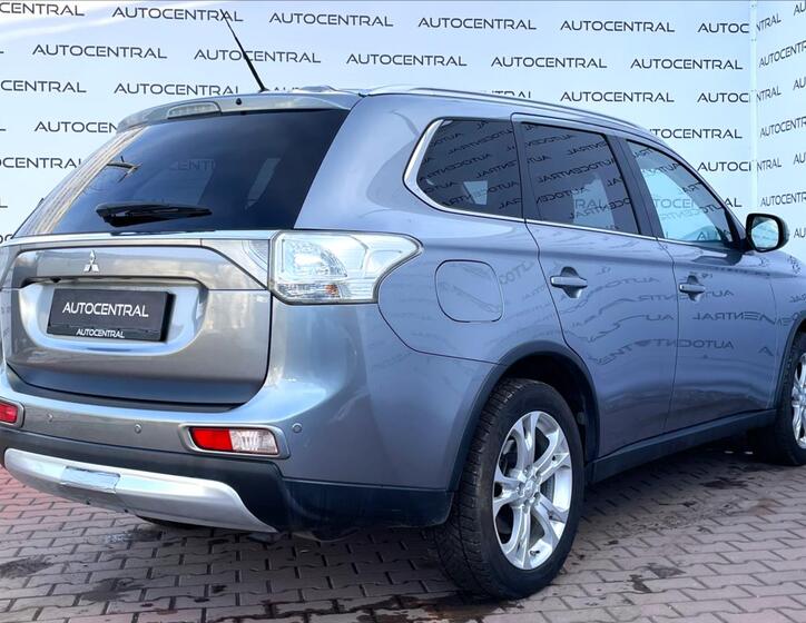 Mitsubishi Outlander 4