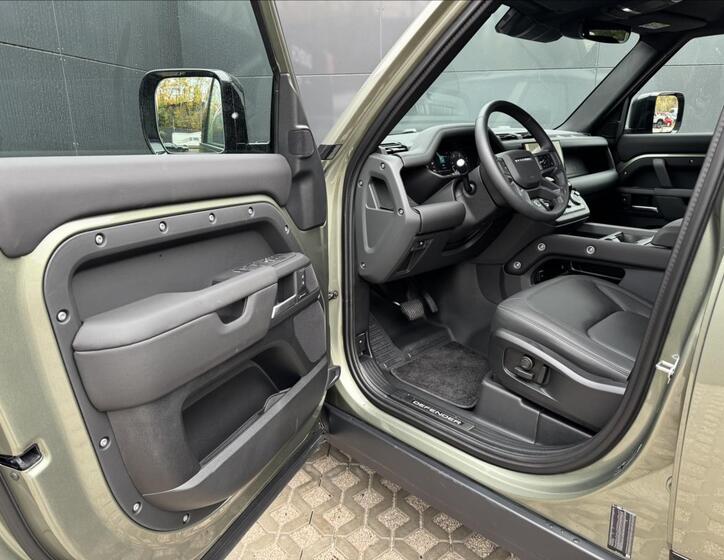 Land Rover Defender 10