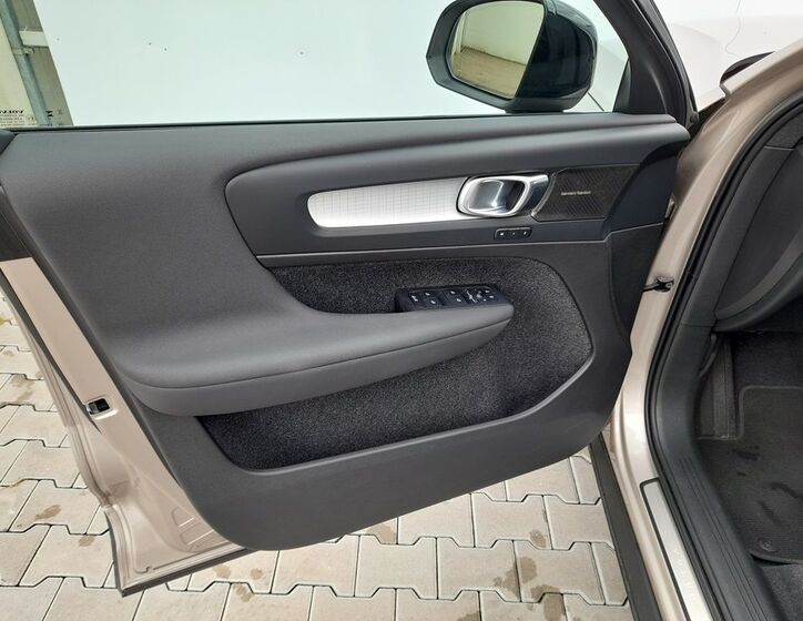 Volvo XC40 25