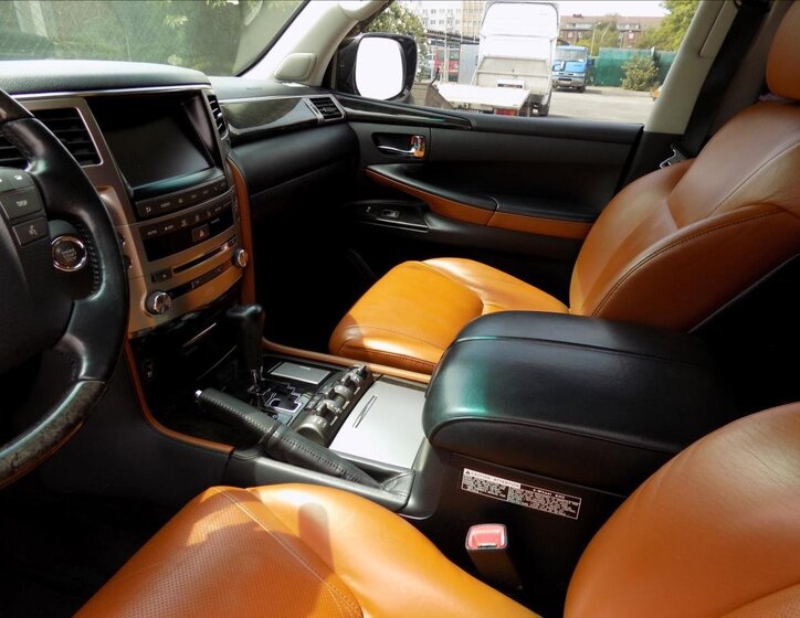 Lexus LX 570 26