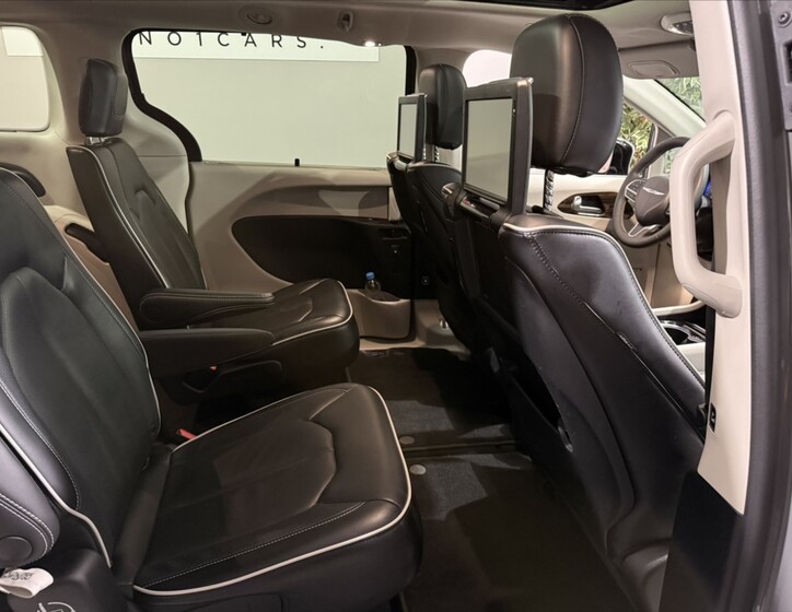 Chrysler Pacifica 21