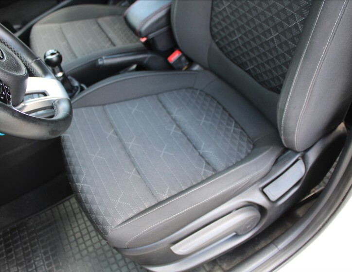 KIA Rio 18