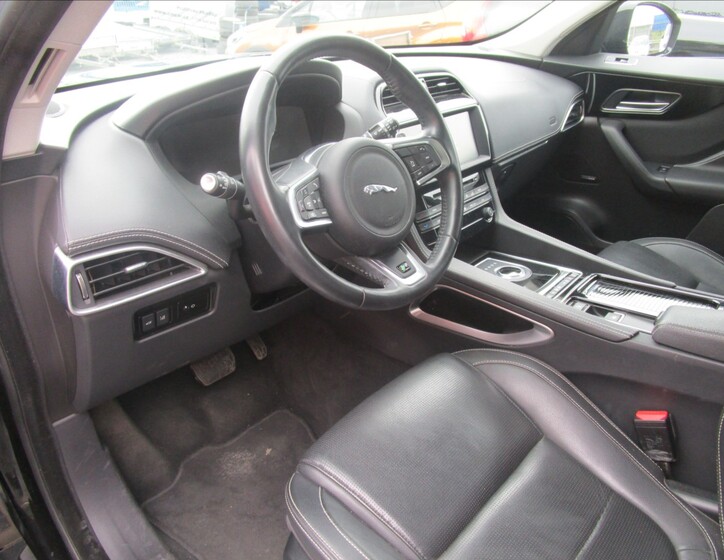 Jaguar F-Pace 13