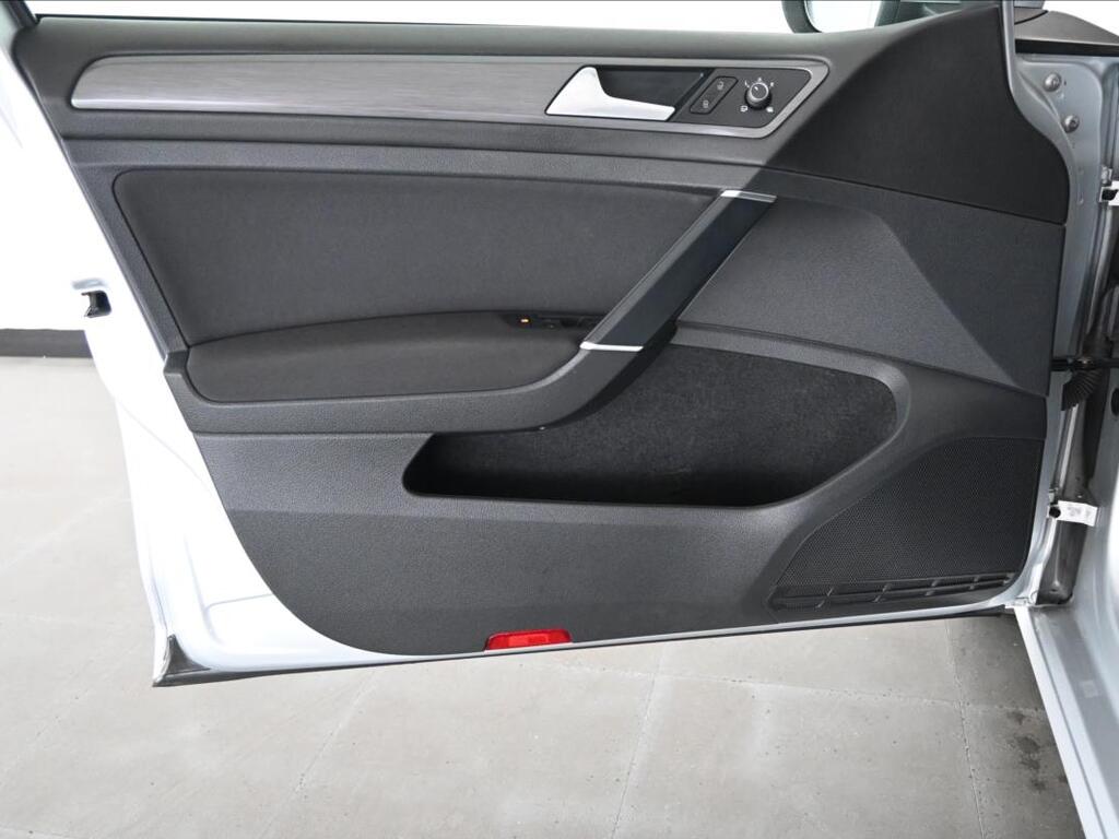 Volkswagen Golf 26