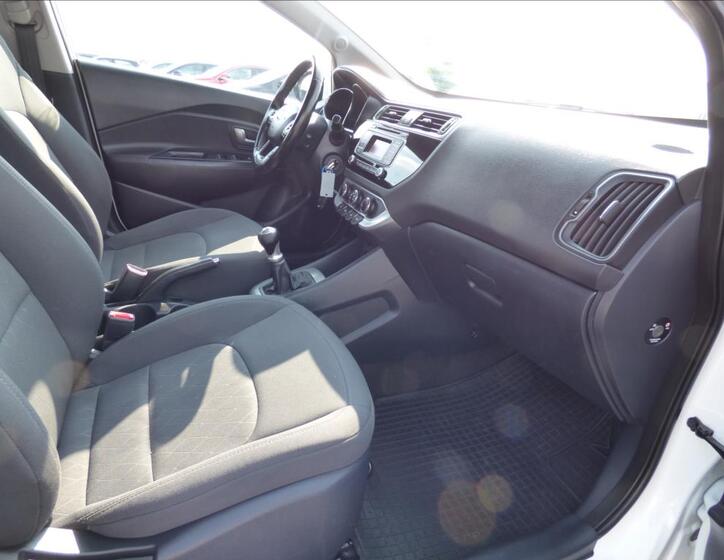 KIA Rio 38