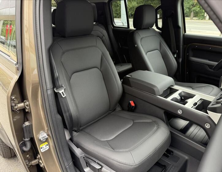 Land Rover Defender 23