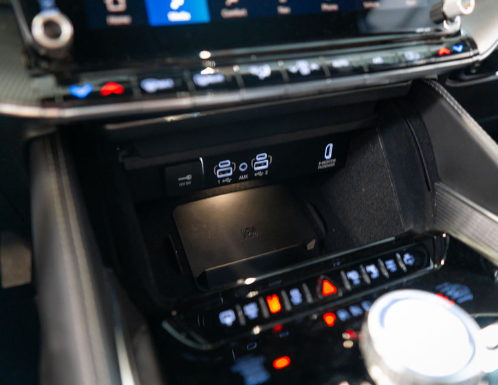 Jeep Grand Wagoneer 31