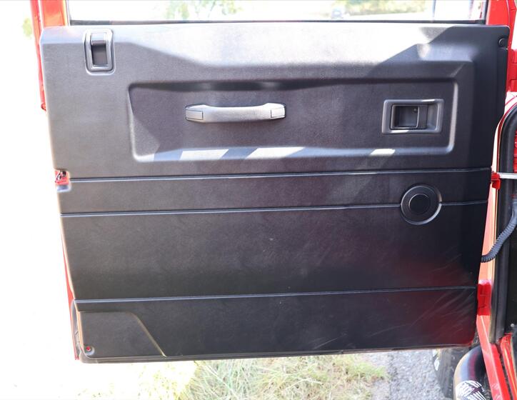 Land Rover Defender 11