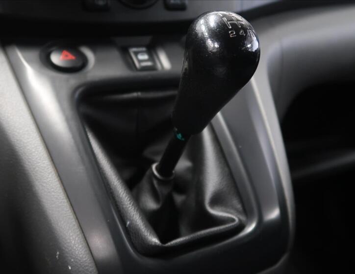 Nissan NV200 22