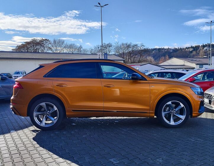 Audi Q8 4