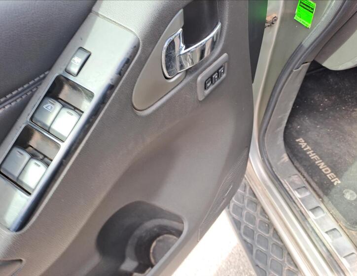 Nissan Pathfinder 9