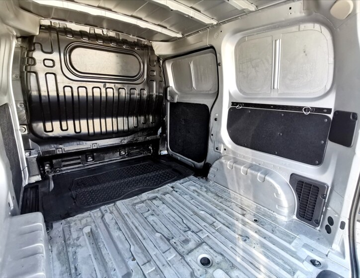 Nissan NV200 16