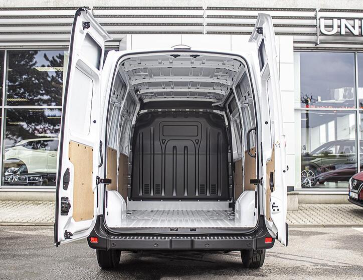 Nissan NV400 19