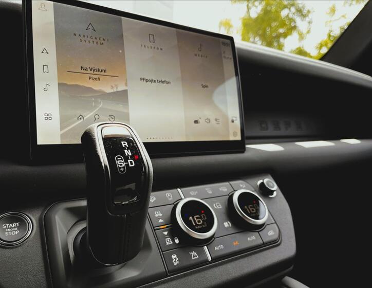 Land Rover Defender 11