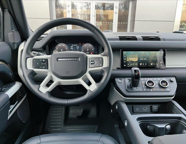 Land Rover Defender 9