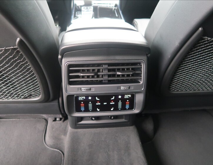 Audi Q8 28