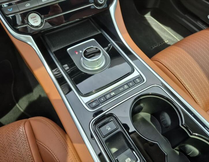 Jaguar XE 16