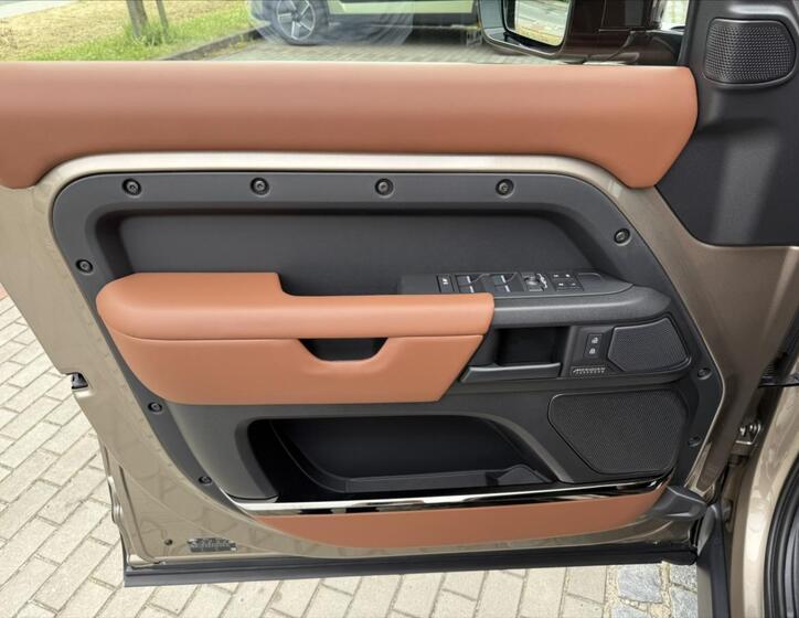Land Rover Defender 13