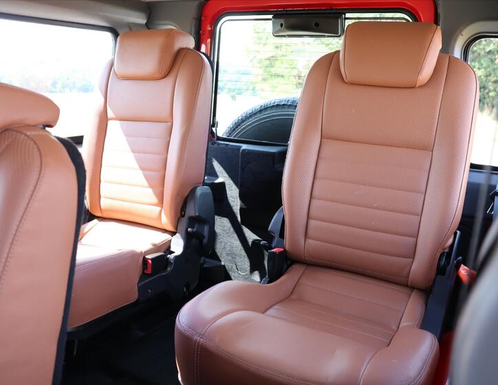 Land Rover Defender 17