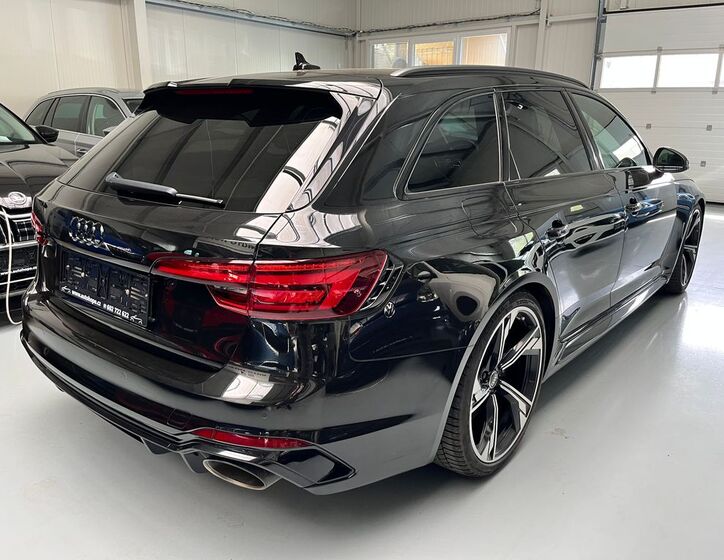 Audi RS4 6