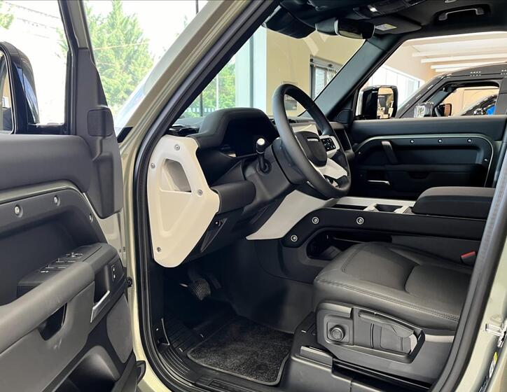 Land Rover Defender 13