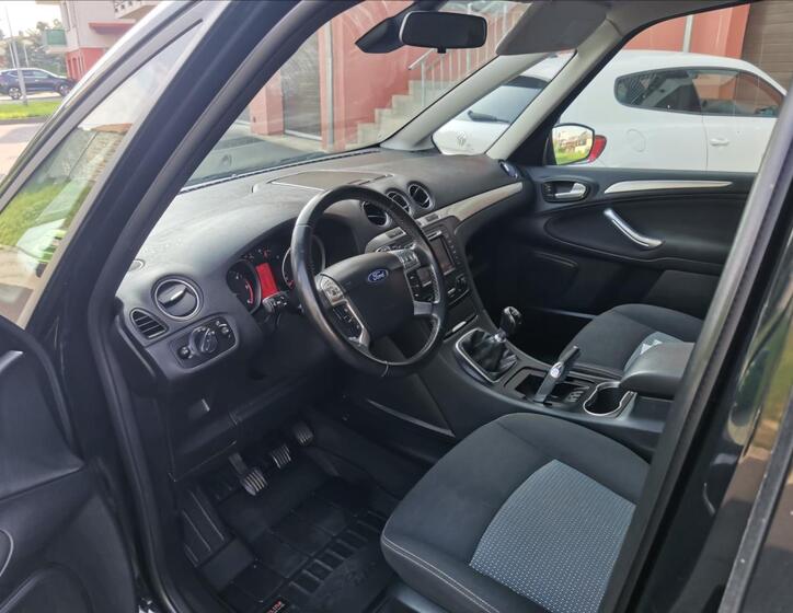 Ford Galaxy 9