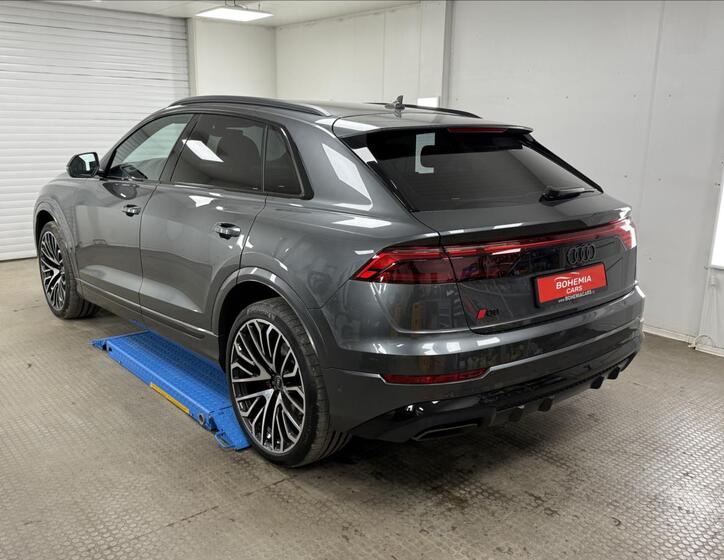 Audi Q8 4