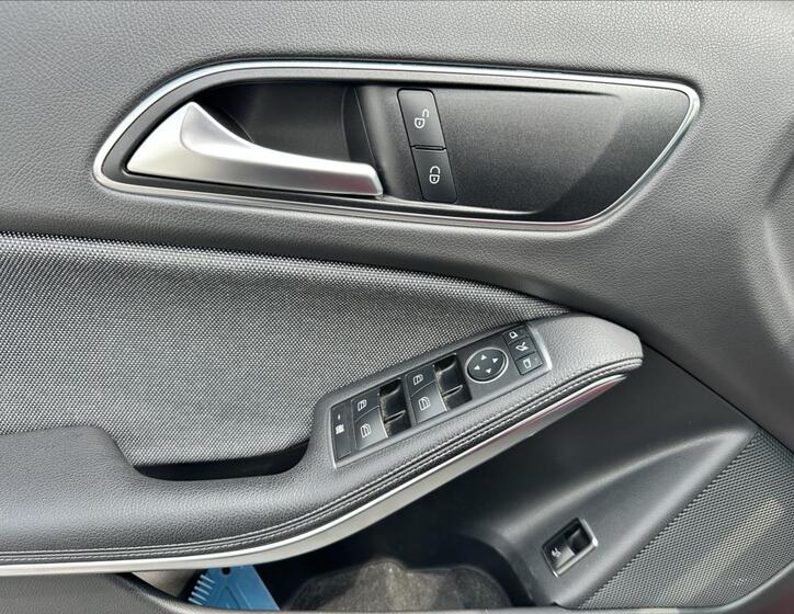 Mercedes-Benz GLA 12