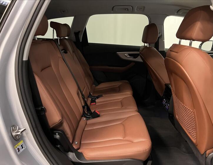 Audi Q7 25