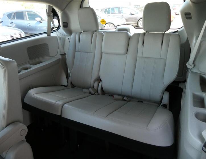 Chrysler Town & Country 16
