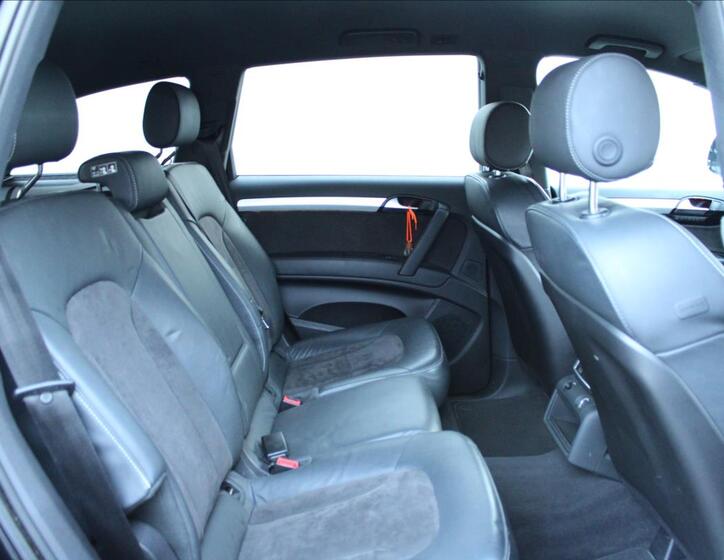 Audi Q7 35