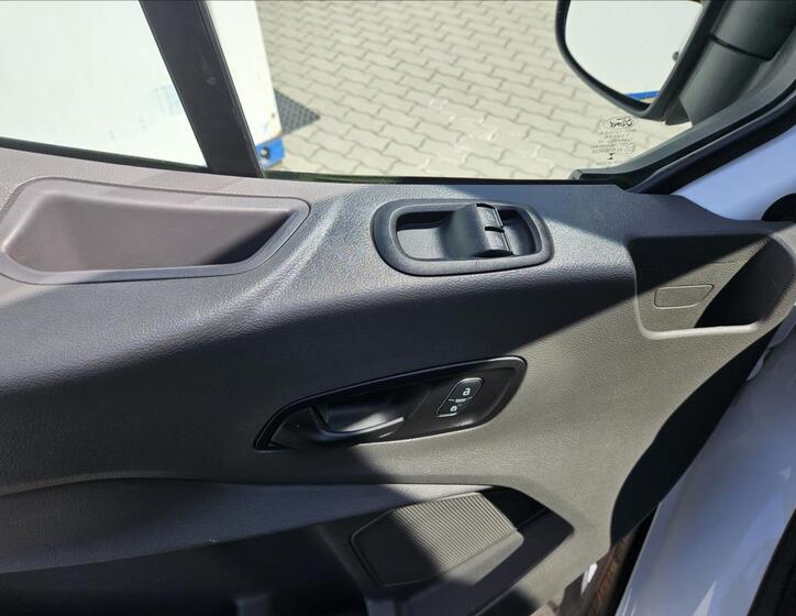 Ford Transit 9