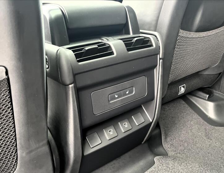 Land Rover Defender 28