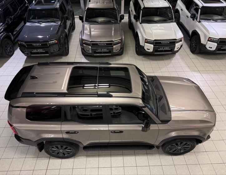 Toyota Land Cruiser 2